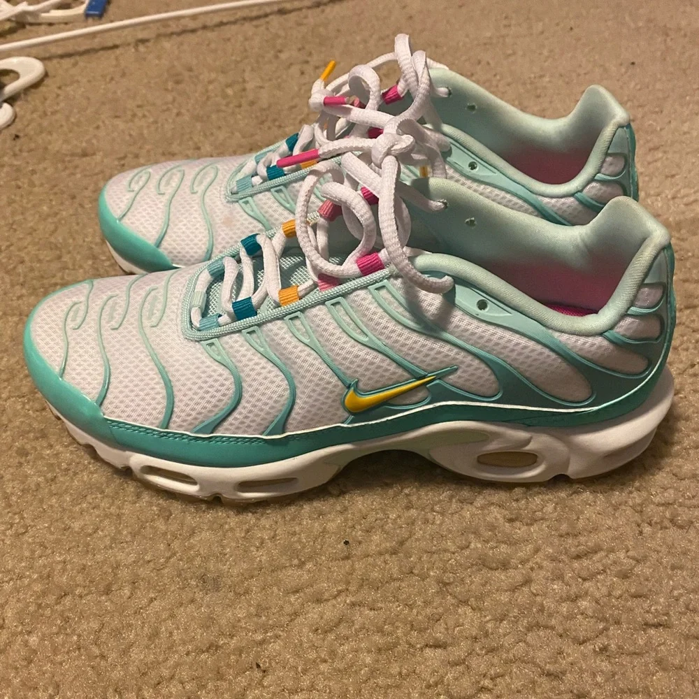 Women’s Nike - Picture 2 of 3